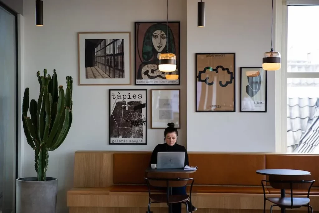 Woman sitting at a laptop in a café